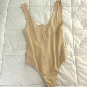 BUDDYLOVE SCOOP NECK BODYSUIT - TAN